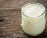 Iogurte grego caseiro: receita com apenas 2 ingredientes