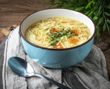 Sopa de frango com legumes e macarrão