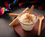 Essa receita de arroz doce à moda antiga tem gostinho de Festa Junina da escola; veja como é fácil fazer!