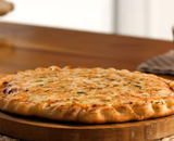 Pizza de pão de alho na frigideira FÁCIL: aprenda essa receita e garanta um lanche muito prático e saboroso