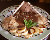 Banana com calda de chocolate e sorvete