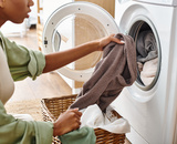 Coloque isso na máquina de lavar para secar suas roupas rapidamente e usar menos energia