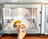 Tem que tampar a comida no micro-ondas? Descubra a resposta e pare de errar na hora de esquentar os alimentos