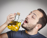 Uma dose de azeite antes de ingerir bebida alcoólica evita mesmo a ressaca? O que diz a ciência