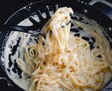 Como você cozinha macarrão ao molho branco? Esses detalhes no modo de preparo faz toda a diferença no sabor do prato