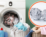 É por isso que você deve colocar bolinha de papel-alumínio junto com a roupa suja na máquina de lavar...