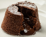 Petit gateau de micro-ondas fica pronto em menos de 2 minutos e vai matar sua vontade de doce rapidinho!