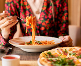 "Espaguete exige decisão": como comer o macarrão sem fazer feio à mesa, essas dicas vão mudar a sua vida!