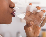 Não se trata mais de 8 copos por dia: aqui está a quantidade de água que você deve beber por dia
