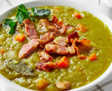 Estou o dia inteiro pensando nessa sopa de ervilha com linguiça que vou fazer assim chegar do trabalho: essa é a melhor receita caseira pra dias frios