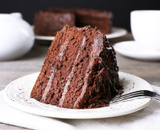 Bolo de chocolate recheado fácil e delicioso