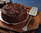Bolo piscina de brigadeiro é de comer rezando: massa fofinha, úmida e chocolatuda + cobertura cremosa