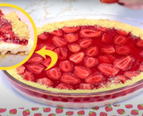Torta espelhada de morango na travessa salva a sobremesa de qualquer ocasião: doce lindo e fácil de fazer