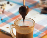 Chocolate quente no palito é o preparo diferente, cremoso e perfeito para os dias frios!