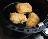 Não precisa ir à padaria, nem ao mercado: pãozinho de maisena na airfryer é a receita que o padeiro não quer que você descubra!