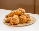 Frango igual do KFC só que saudável é na airfryer: ingrediente no empanado faz a diferença