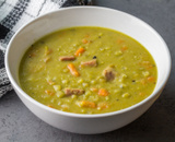 4 receitas de sopa de ervilha para espantar o frio