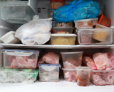 Você NÃO deve colocar esses alimentos no congelador. Entenda por que e evite desperdício!