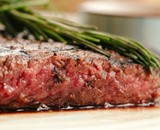 Esse truque com um simples cubo de gelo vai deixar sua carne mais macia e suculenta