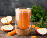 Suco de cenoura com maçã e limão é detox? Descubra se a bebida realmente tem benefícios para a saúde