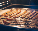 Você não vai acreditar, mas dá para fazer bacon vegano com um ingrediente surpreendente, e fica iguazinho!