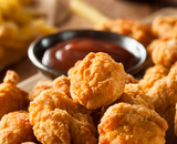 Pipoca de frango crocante na airfryer é a receita fácil de petisco que você vai querer comer durante todo o carnaval