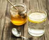O que acontece com o açúcar no sangue se você beber água com limão e mel à noite?