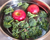 Como higienizar frutas e verduras do jeito certo se os alimentos sempre bóiam pro mesmo lado?