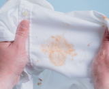 Como tirar mancha de gordura da roupa com truques caseiros