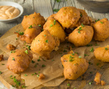 Hushpuppies: como fazer bolinhos de milho fritos