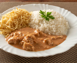Como fazer strogonoff no micro-ondas? Receita prática e deliciosa fica pronta em 10 minutos