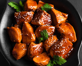 Frango agridoce com alho e mel é perfeito para uma refeição rápida e saborosa! Veja a receita