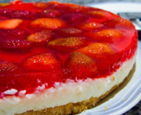 Torta de morango com creme e cobertura de gelatina: como fazer