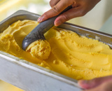 Sorvete de manga caseiro e cremoso: receita rápida com leite condensado e creme de leite é a melhor sobremesa do mundo!