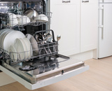 A única coisa que sempre faço antes de ligar a máquina de lavar louça (faz uma grande diferença!)