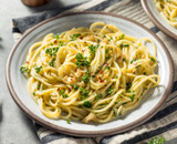 Macarrão simples com cara de prato de restaurante: receita é tão fácil e saborosa que você vai querer comer todos os dias