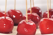 O segredo da maçã do amor perfeita não está na fruta nem na cor vermelha: truque simples deixa a calda igual a um vidro espelhado