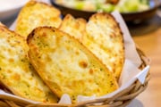 Pão de alho com queijo na fritadeira elétrica sem óleo