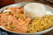 Strogonoff de frango simples com creme de leite que não talha
