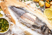 Peixe assado no sal grosso