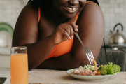 O que comer no jantar para dormir bem e cuidar da saúde? Especialista revela o que não pode faltar no prato