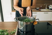Se você não quer perder nutrientes, nunca cozinhe esses 7 alimentos em água fervente: TudoGostoso ensina os melhores métodos para preservar os benefícios