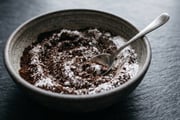 Para que serve combinar borra de café com bicarbonato de sódio? TudoGostoso explica por que o truque está ficando popular e como usá-lo corretamente
