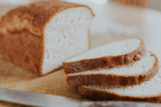 Quer que o pão dure mais? Confeiteira revela qual o lugar da cozinha onde você nunca deve guardá-lo