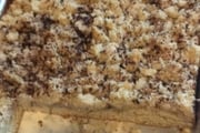 Cuca de fermento de pão com farofa