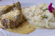 Filé mignon ao molho de mostarda com risoto de alho-poró
