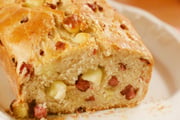 Sobrou arroz na geladeira? Esta receita transforma o ingrediente em um pão fofinho recheado com calabresa e queijo coalho