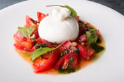Burrata com tomate e manjericão