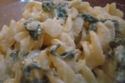 Macarrão com creme de ricota e espinafre