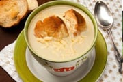Sopa de cebola com queijo